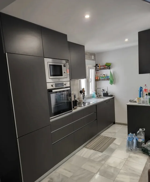 Fitted kitchen with integrated appliances